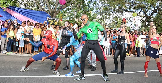 Muskelmänner in Superhelden-Pose auf dem Seychellen Carnaval International de Victoria 2016 (©Foto: Martin Schmitz)